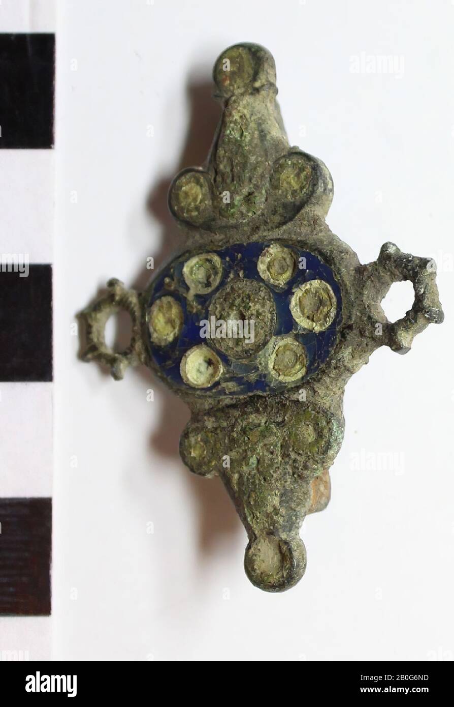 Fibeln aus Bronze, in Form einer ovalen Rundscheibe. Blauer Emaille, Stift, Fibel, Brosche, Metall, Bronze, Emaille, 4,2 x 3,2 x 1,2 cm, Roman 300 Stockfoto