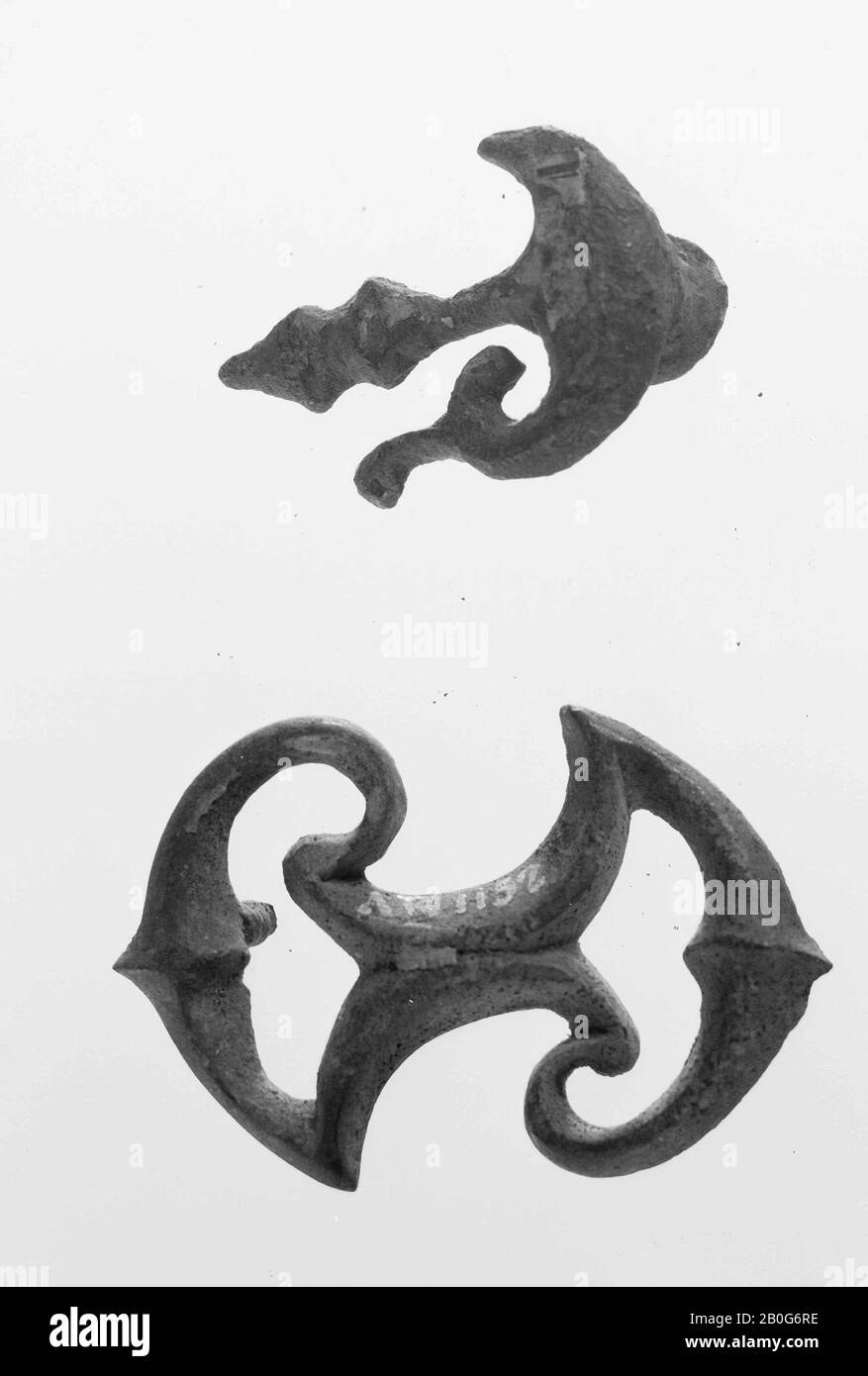 Blumenförmige Figur mit Knopf auf dem Rücken. Bronze-Armaturen, Armaturen, Metall, Bronze, Roman 50-270, Niederlande, Südholland, Leidschendam-Voorburg, Voorburg, Arentsburg Stockfoto