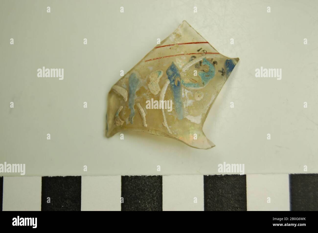 Glaskard mit den Farben Weiß, Blau und Gold. Auf der Oberfläche ir., Shard, Glas, 3,5 x 4 cm, Roman 50-100, Ägypten Stockfoto