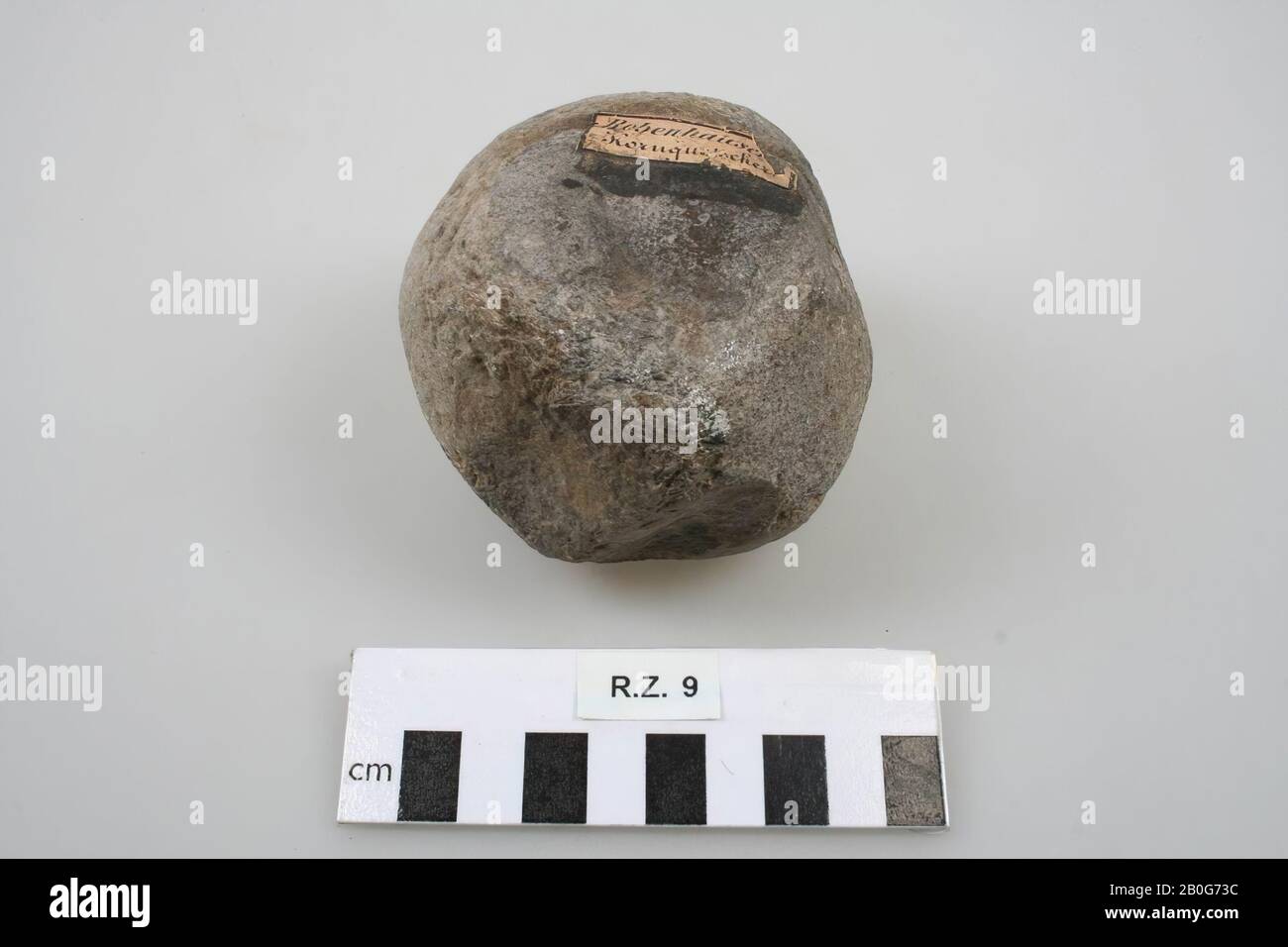 Stein Kugelobjekt., Werkzeug, Stein, h: 7 cm, Durchmesser: 8,5 cm, prähistorisch, Schweiz, unbekannt, unbekannt, Robenhausen Stockfoto