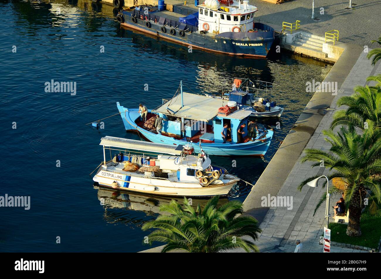 Kavala, Griechenland - 11. September 2014: Nicht identifizierte Seeleute auf Trawler im Hafen der Stadt in Eastmacedonia Stockfoto