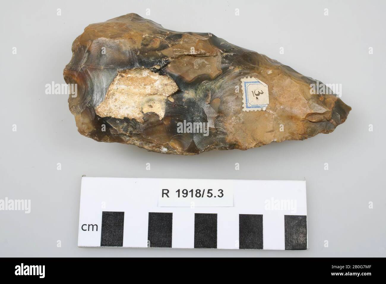 Feuersteinmeißel, Meißel, Stein, Feuerstein, 12,9 x 6,5 x 3,7 cm, prähistorisch, Frankreich, unbekannt, unbekannt, Abbeville Stockfoto