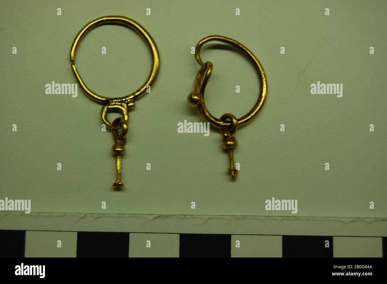 Ohrring mit hängender Wand, Ohrring, Gold, 3,0 cm, Durchmesser 1,7 cm, 100 Stockfoto