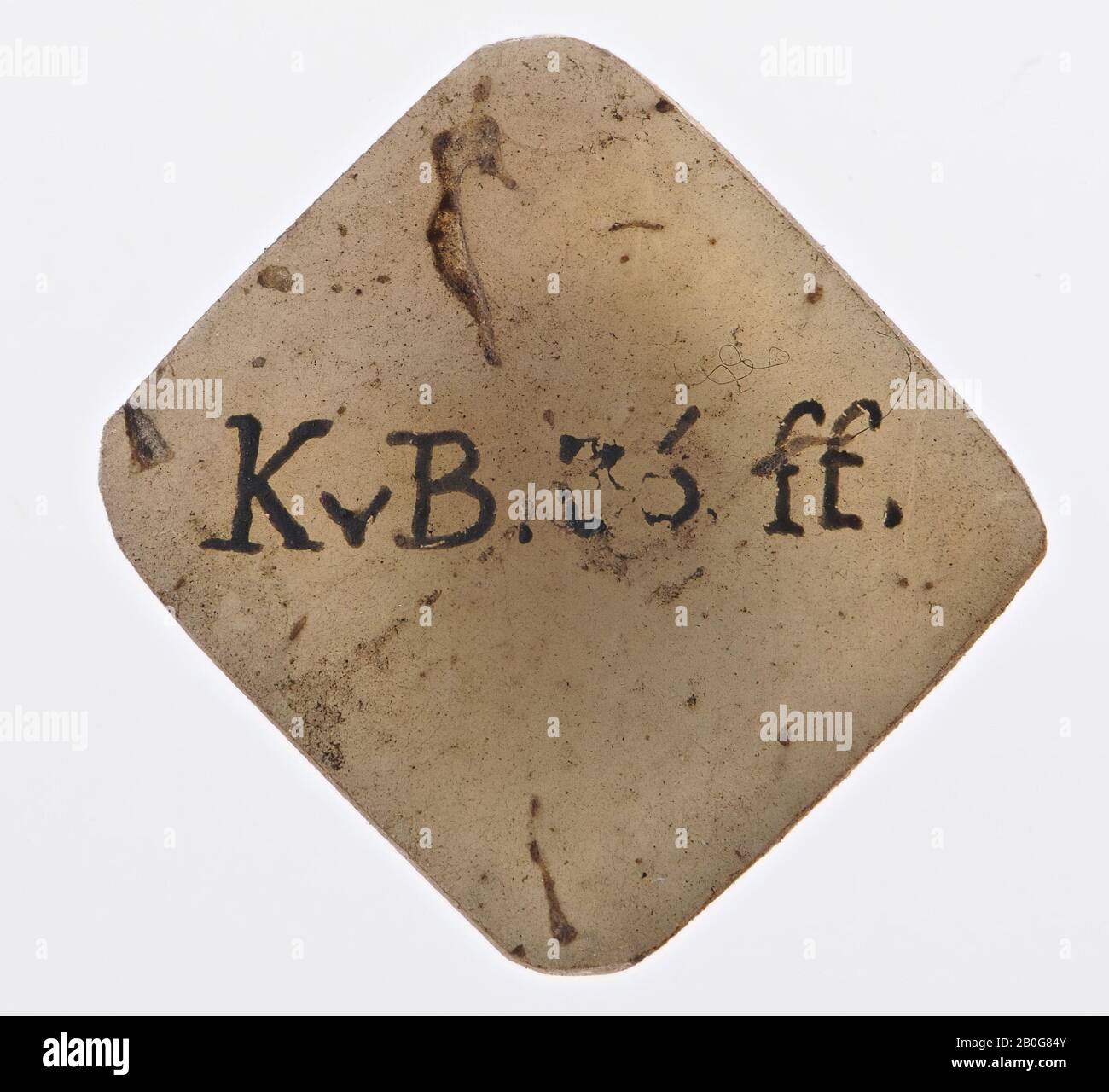 Ohne Darstellung, Rohstein, Stein, Marmor, Farbe: Gelb-weiß, opak, Form: Quadratisch mit abgerundeten Ecken, 11 x 11,5 mm. Stärke 2,5 mm, Libyen Stockfoto