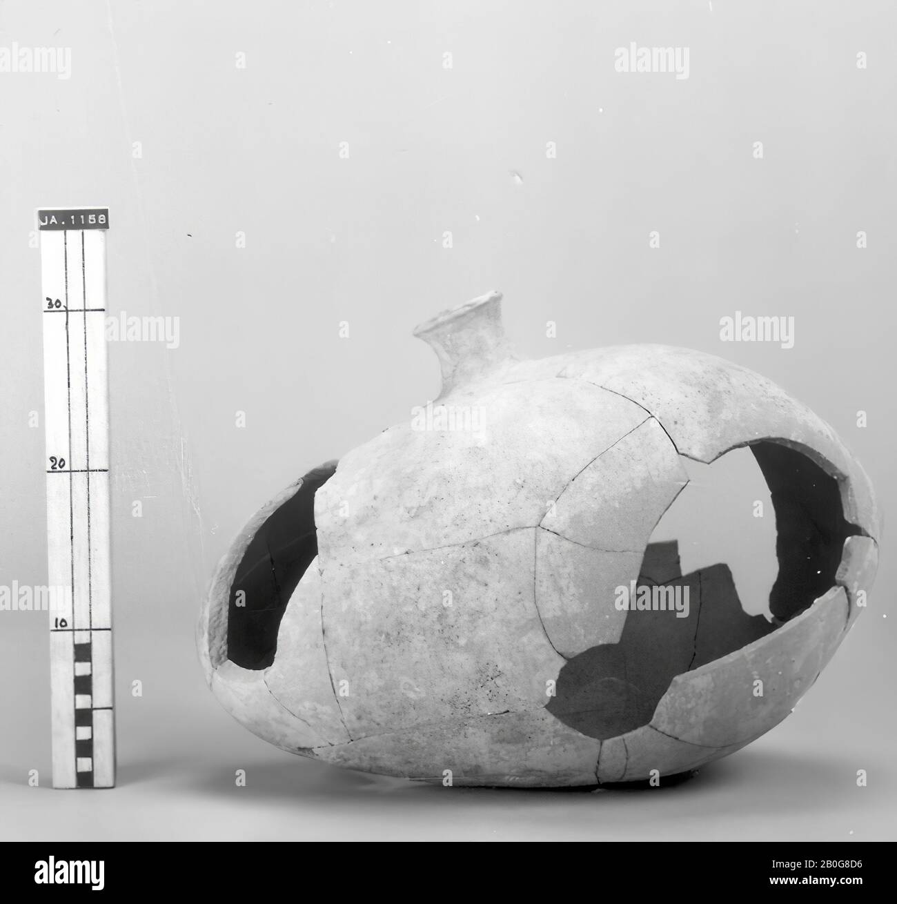 Typ: 38, mittelgroßer Steingut, mittig platzierte Öffnung, runder Boden, schmaler Hals, nicht komplett, Geschirr, Steingut, H 33 cm, D max 44 cm, D-Rand 6,5 cm, Uruk Periode 3800-3100 v. Chr., Syrien Stockfoto