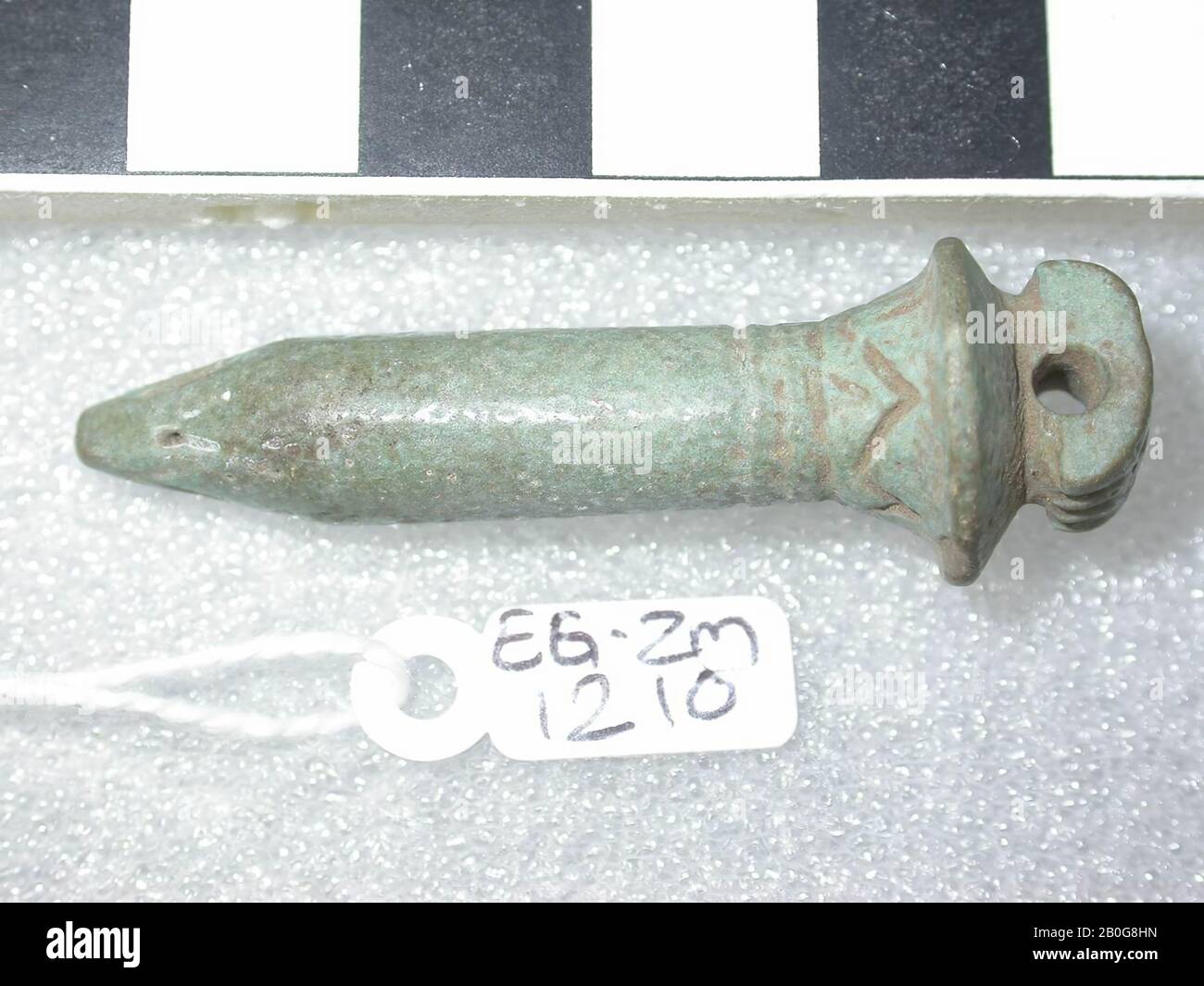 Papyrussäule, Amulett, Objekt, Faienz, 4,6 cm (1 13 Stockfoto Papyrussäule, Amulett, Objekt, Faienz, 4,6 cm (1 13 Stockfoto