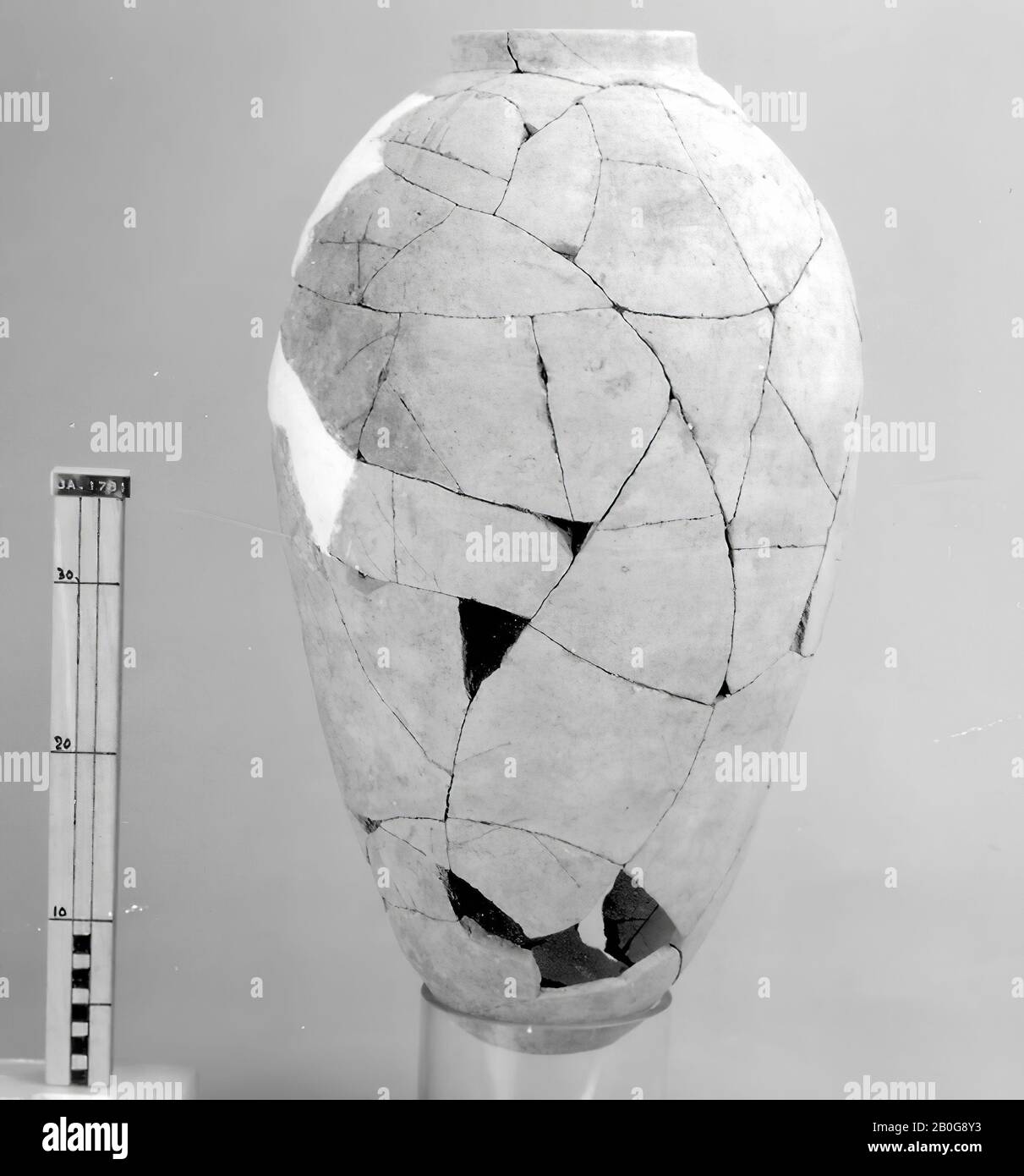 Typ: 18, mittelgroße Keramik, kleiner gerader Rand, Ausguss fehlt, unvollständig, Kanne, Steingut, H. 40.0, D (Rand) 14 cm, Uruk Periode -3800 Stockfoto