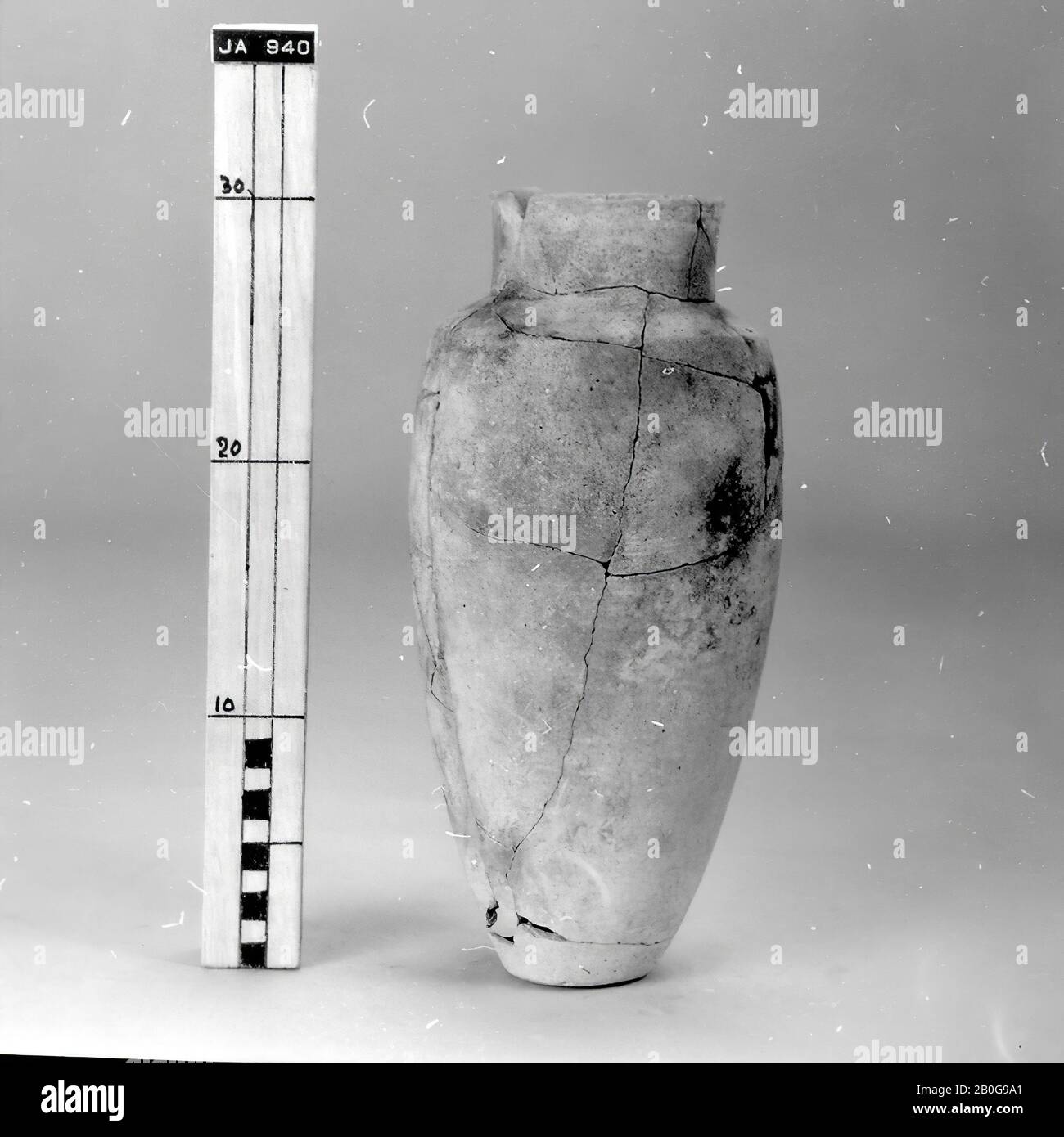 Typ: 24, mittelgroße Keramik, komplett, Kanne, Steingut, H. 31,8, D (unten) 5,5, D (Rand) 9,2, Stärke 0,8 cm, Uruk Periode -3800 Stockfoto