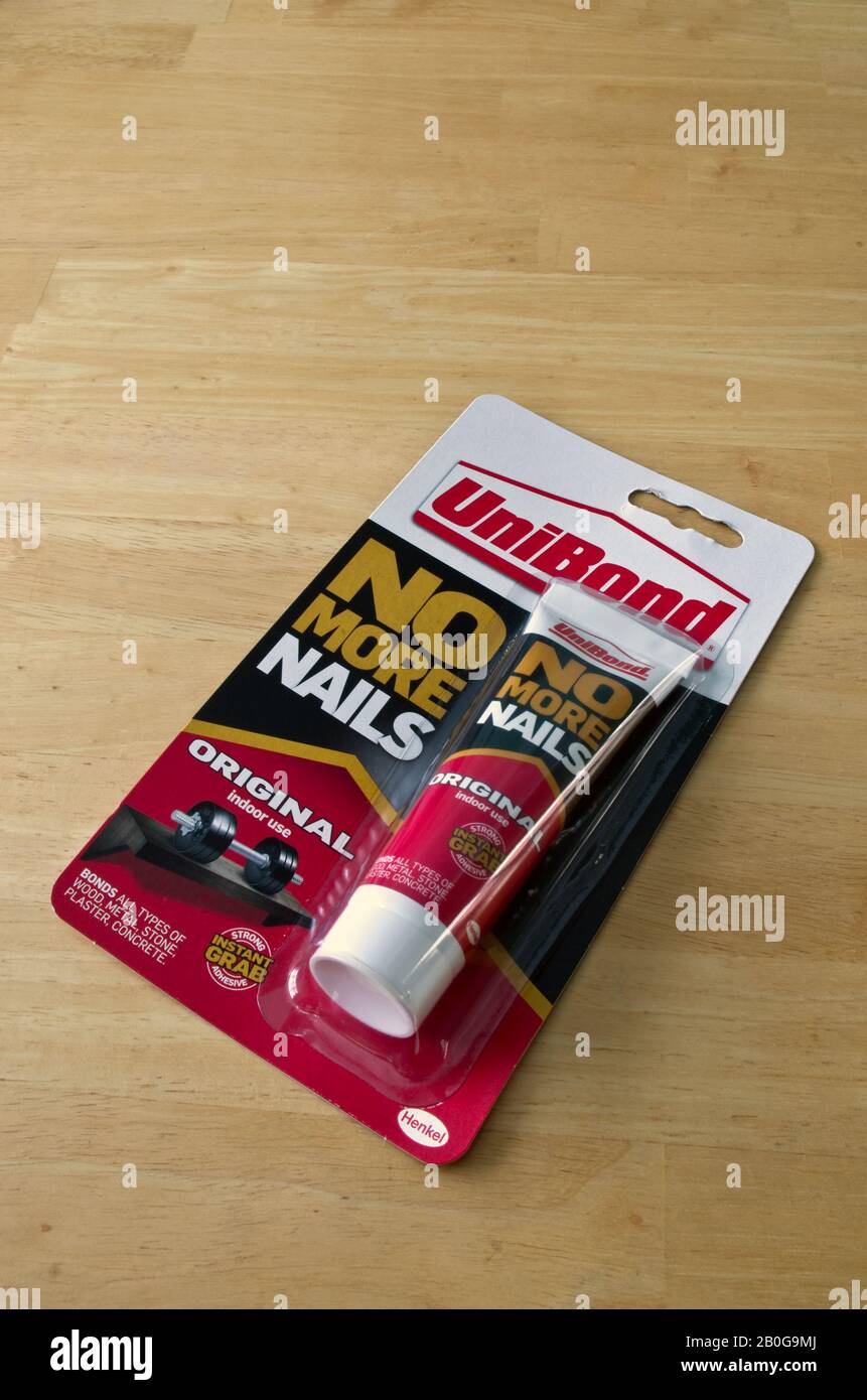 UniBond keine Nägel Mehr Klebstoff von Henkel in einem Blister-Pack, Großbritannien Stockfoto