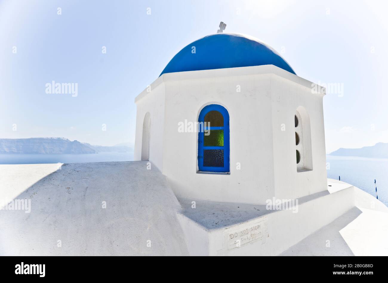 Typische blaue Kuppelkirche in Oia, Insel Santorini, Griechenland Stockfoto
