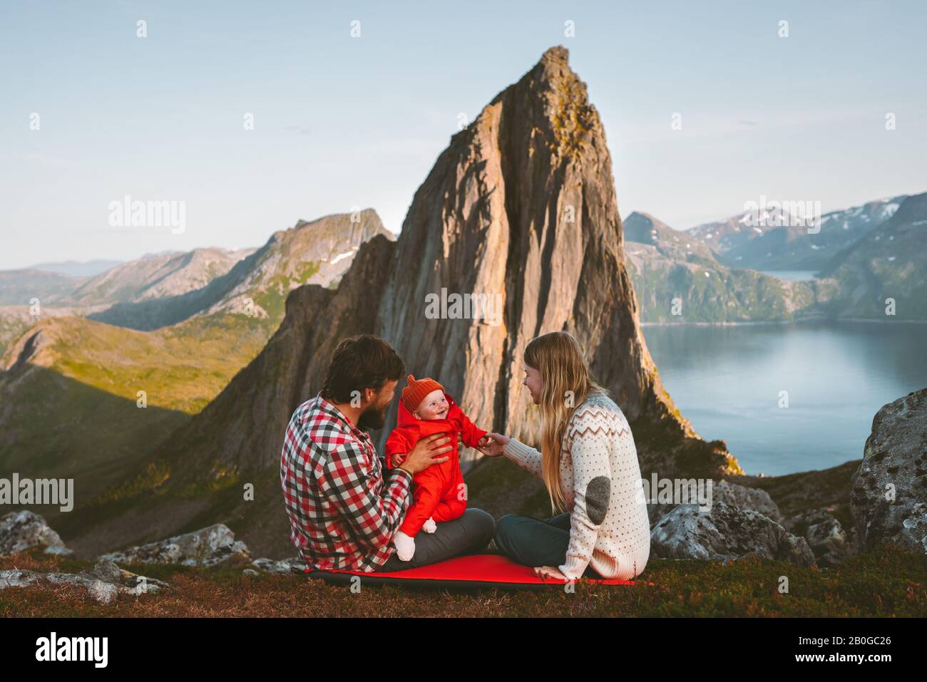 Familienmutter und Vater mit Baby-Reise-Camping in Bergen Abenteuer-Urlaub gesunder Lebensstil Eltern mit Kind in Norwegen Segla Peak-View Sust Stockfoto