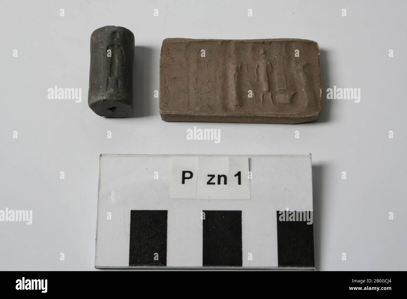 Schwefelguss und Abdruck eines persischen Zylinderstempels von Herrn R. Curzon., Gießen, Eindruck, Zylinderdichtung, Schwefel, 2,5 x 4,6 x 0,5 cm Stockfoto