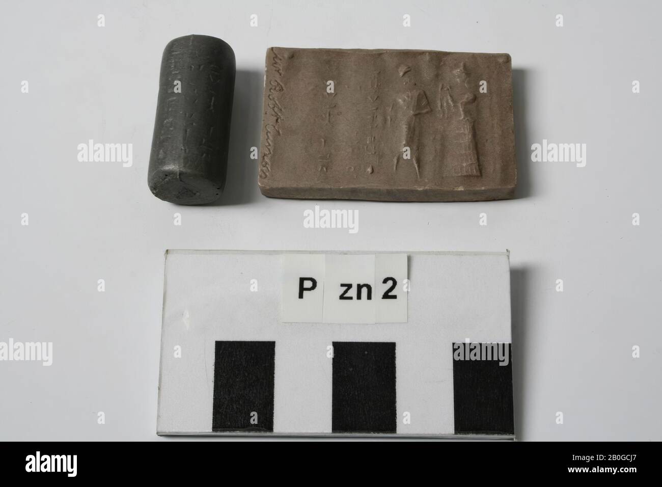 Schwefelguss und Abdruck eines persischen Zylinderstempels von Herrn R. Curzon., Gießen, Eindruck, Zylinderdichtung, Schwefel, 2,5 x 4,5 x 0,5 cm Stockfoto