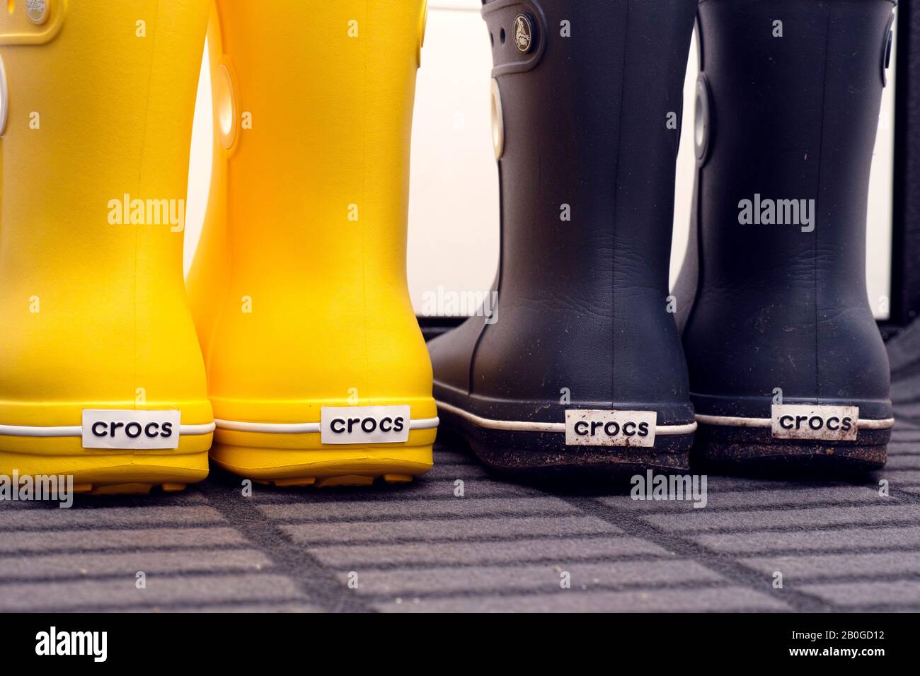 Tambov, Russische Föderation - 08. August 2019 Nahaufnahme von zwei Paar Kroks-Gummistiefeln, die im Flur in der Nähe der Tür stehen. Stockfoto