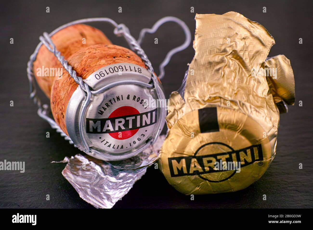 Tambov, Russische Föderation - 14. Februar 2020 Martini Prosecco Kork, Folie und Muselet mit Kappe auf schwarzem Hintergrund. Studio gedreht. Stockfoto