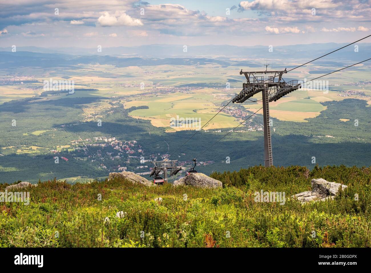 Panoramablick auf das Sub-Tatra-Tiefland unter dem Hochplateau von Skalnate Pleso am Gipfel von Lomnica - Lomicky stit - in der slowakischen Tatra in der Nähe von Tatranska Stockfoto