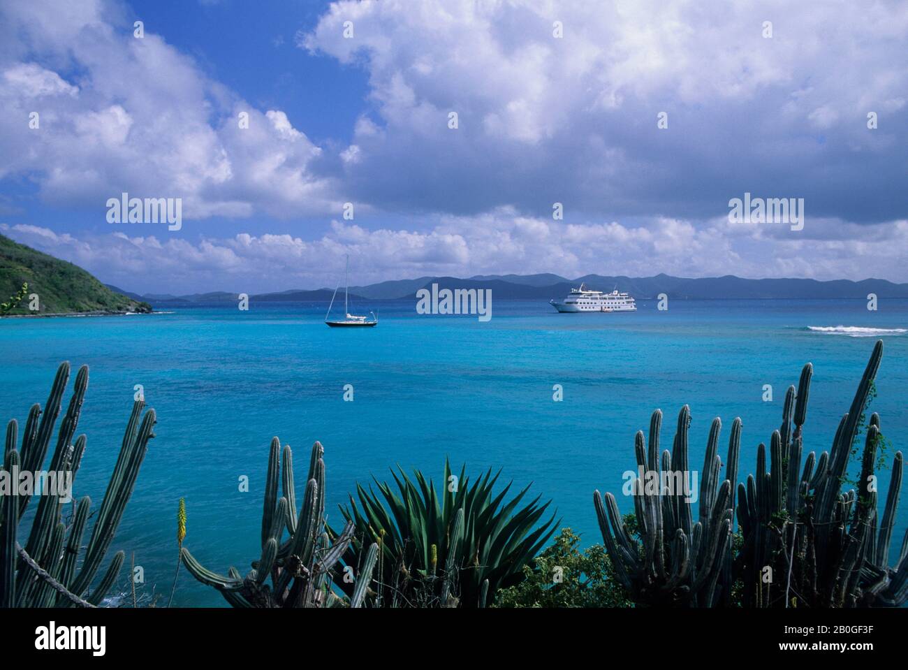 BRITISCHE JUNGFERNINSEL, JOST VAN DYKE, WHITE BAY, KREUZFAHRTSCHIFF NANTUCKET CLIPPER VOR ANKER Stockfoto