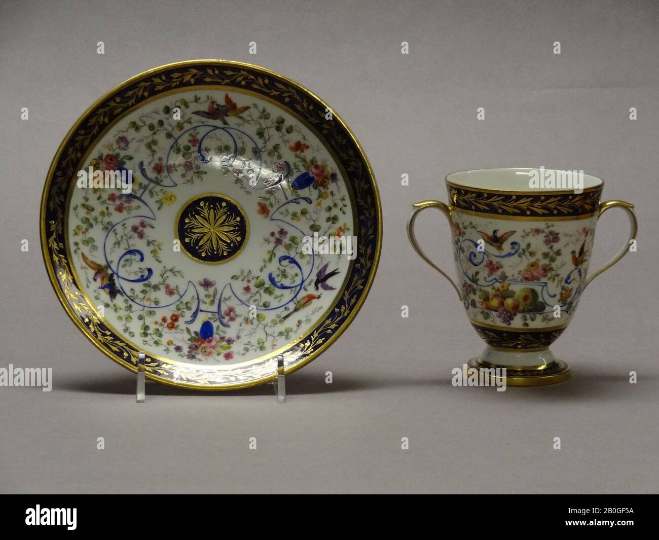 Sèvres Porzellanmanufaktor, französisch, 176-heute, Pierre-Jean Baptiste Vandé fils oder l'aîné, (französisch, aktiv von 1772-248), Two-Handled Cup and Saucer, 17710, Softpaste Porzellan, Tasse: 3 1/16 x 3 7/8 Zoll. (7,8 x 9,8 cm Stockfoto