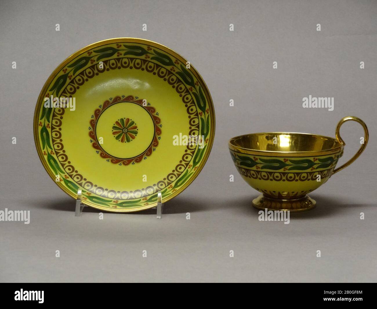 Sèvres Porzellanmanufaktor, Französisch, 17-Gegenwart, Tasse und Untertasse, ca. Porzellan mit Hartpaste, Höhe des Tassens: 2 1/8 Zoll (5,4 cm); Durchmesser: 3 3/4 Zoll (9,5 cm Stockfoto