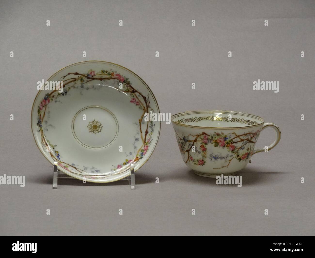 Sèvres Porzellanmanufaktor, Französisch, 176-Geschenk, Tasse und Untertasse, 1853er, Hartpaste Porzellan, Tasse: 3 1/4 x 4 3/4 Zoll. (8,3 x 12,1 cm Stockfoto