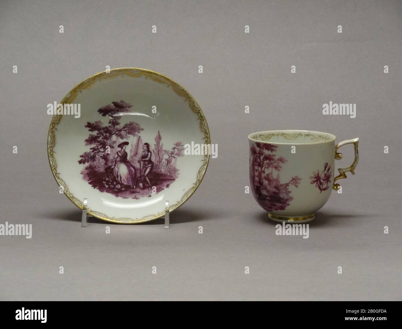 Meißener Porzellanmanufabrik, deutsch, 1710-präsent, Tasse und Untertasse, 1746, Hartpaste Porzellan, Becher: 2 11/16 x 2 3/4 Zoll. (6,8 x 7 cm Stockfoto