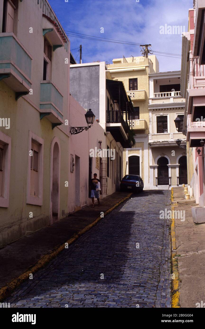 PUERTO RICO, OLD SAN JUAN, KOLONIALARCHITEKTUR, KOPFSTEINPFLASTER STRASSE Stockfoto