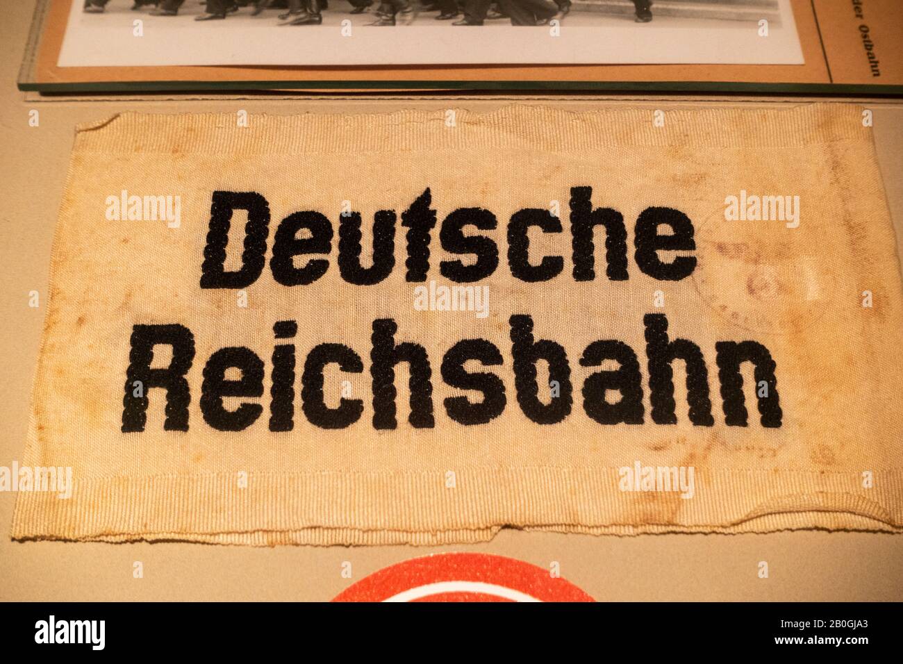 Ein Armband der Deutschen Bahn mit Eisen-Adler und verblendete Swastika, Verkehrsmuseum Nürnberg (Verkehrsmuseum Nürnberg), Nürnberg, Bayern, Deutschland. Stockfoto