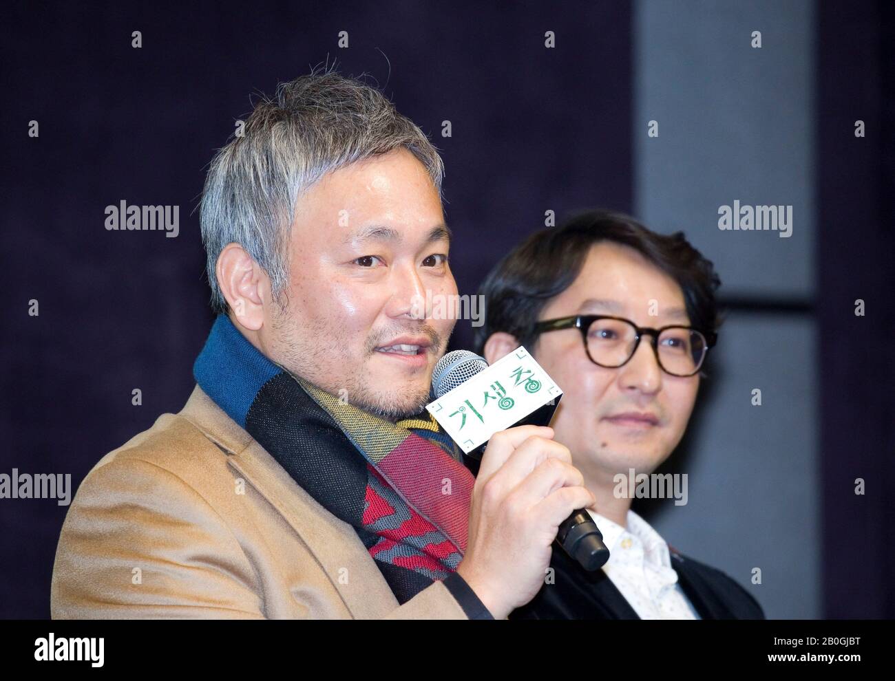 Lee Ha-Jun und Yang Jin-Mo, 19. Februar 2020: Lee Ha-Jun (L), Produktionsdesigner des Oscar-prämierten Films "Parasite" und Yang Jin-Mo, Filmeditor des Films, nehmen an einer Pressekonferenz in Seoul, Südkorea Teil. Der koreanische schwarze Comedy-Thriller gewann am 9. Februar 2020 vier Oscar-Titel bei der Oscarverleihung und wurde damit der erste nicht englischsprachige Film, der das Oscars Best Picture in seiner 92-jährigen Geschichte gewann. Credit: Lee Jae-Won/AFLO/Alamy Live News Stockfoto