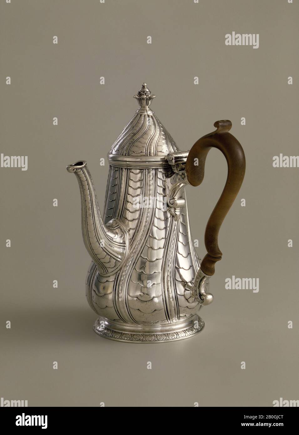 Paul de Lamerie, Englisch, 1688-1751, Kaffee, 1731/32, Silber und Holz, 8 1/4 x 6 3/16 x 5 9/16 Zoll. (21 x 15,7 x 14,1 cm Stockfoto