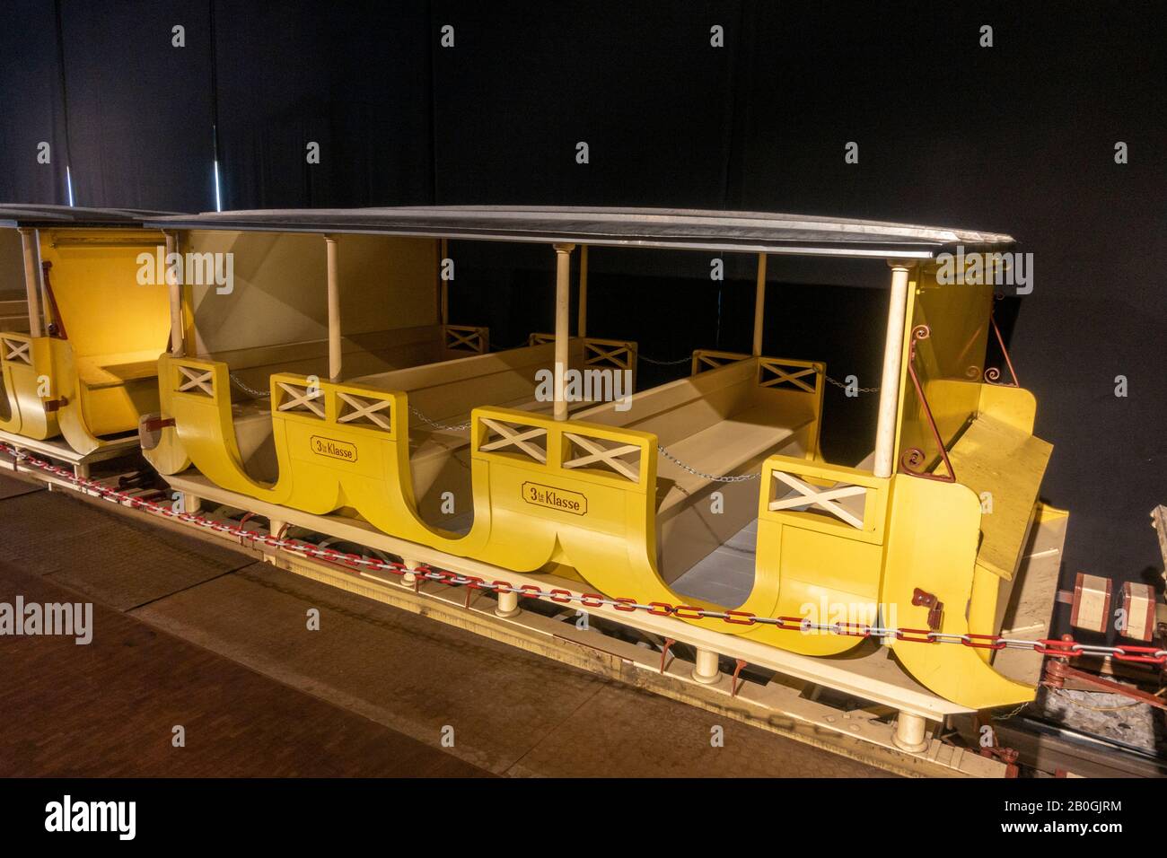 Personenwagen der dritten Klasse aus dem Jahr 1835 (mit dem Adler) im Verkehrsmuseum Nürnberg, Nürnberg, Bayern, Deutschland. Stockfoto