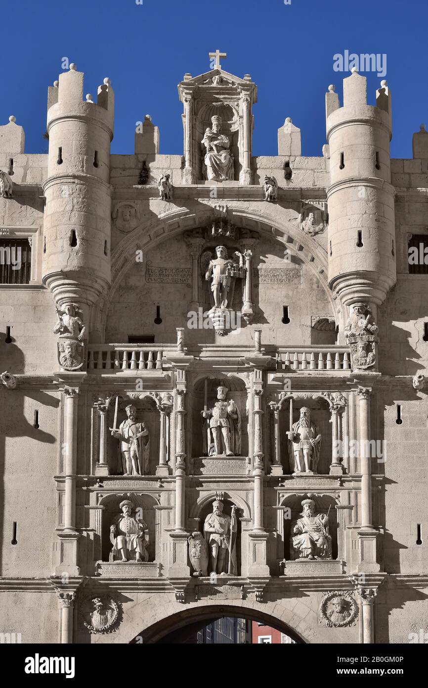 Das Stadttor ist bekannt als Arco de Santa Maria, Burgos, Spanische Provinz, Castilla y Leon, Spanien. (Das Arco ist einer der zwölf mittelalterlichen alten Tore, die dieses besondere Tor direkt am Fluss ist und einen großen Eingang zur Kathedrale bietet. Die Gründer der Stadt sind an der Fassade zu sehen, ebenso wie die von El Cid.) Stockfoto