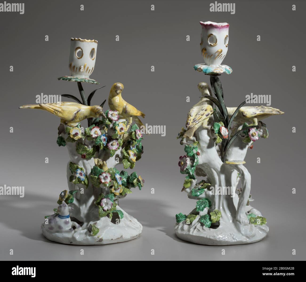 Chelsea Porzellan-Fabrik, Zwei Kerzenleuchter mit Vögeln und Blumen, 170-65, weiches Pasta-Porzellan Stockfoto Chelsea Porzellan-Fabrik, Zwei Kerzenleuchter mit Vögeln und Blumen, 170-65, weiches Pasta-Porzellan Stockfoto