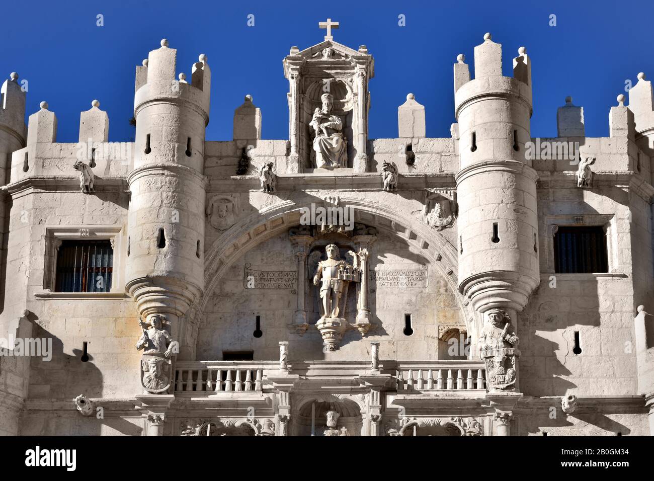 Das Stadttor ist bekannt als Arco de Santa Maria, Burgos, Spanische Provinz, Castilla y Leon, Spanien. (Das Arco ist einer der zwölf mittelalterlichen alten Tore, die dieses besondere Tor direkt am Fluss ist und einen großen Eingang zur Kathedrale bietet. Die Gründer der Stadt sind an der Fassade zu sehen, ebenso wie die von El Cid.) Stockfoto