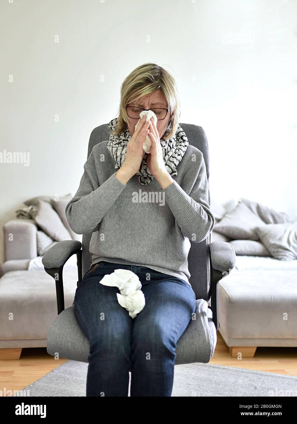 Frau 40er krank mit Rhinitis auf Bürostuhl sitzend Stockfoto