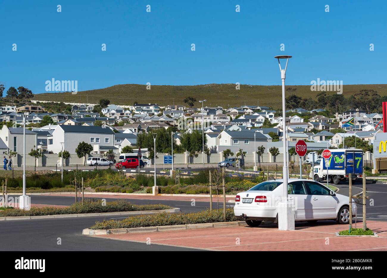 Sandbaai, Hermanus, Westkappo, Südafrika. Dez2019. Das neue Haus bietet Blick auf einen Parkplatz im Einkaufszentrum Whale Coast Mall in der Nähe von Hermanus, Wester Stockfoto