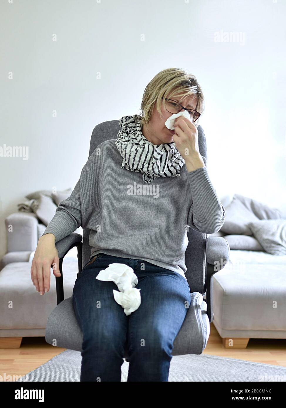 Frau 40er krank mit Rhinitis auf Bürostuhl sitzend Stockfoto