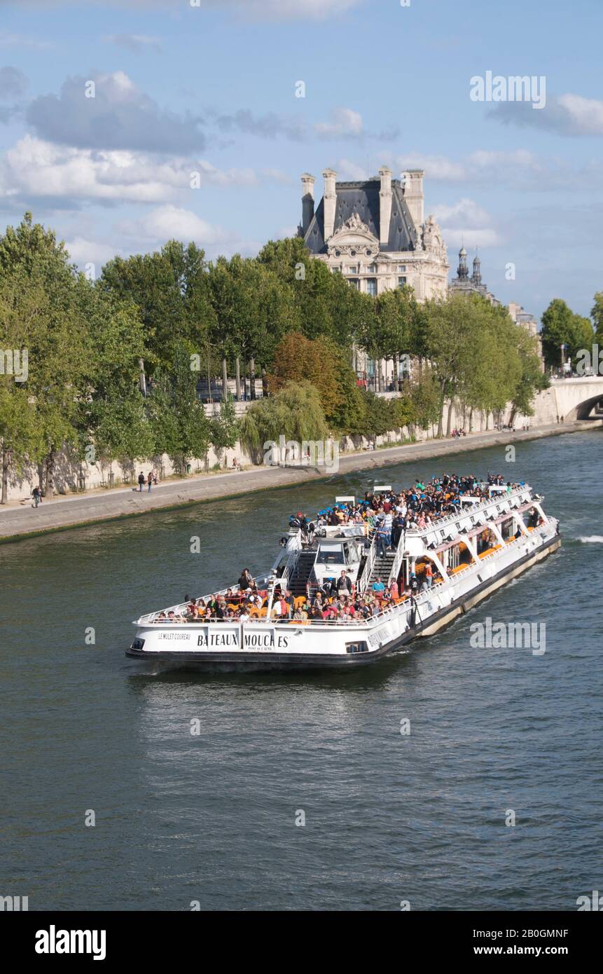 Sightseeing-Boot auf der seine neben dem Louvre, Paris, Ile de France, Frankreich Stockfoto