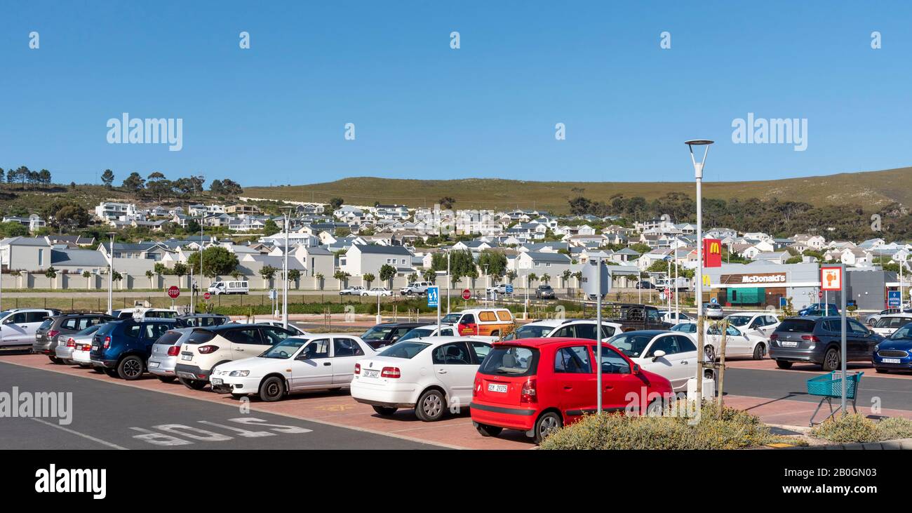 Sandbaai, Hermanus, Westkappo, Südafrika. Dez2019. Das neue Haus bietet Blick auf einen Parkplatz im Einkaufszentrum Whale Coast Mall in der Nähe von Hermanus, Wester Stockfoto