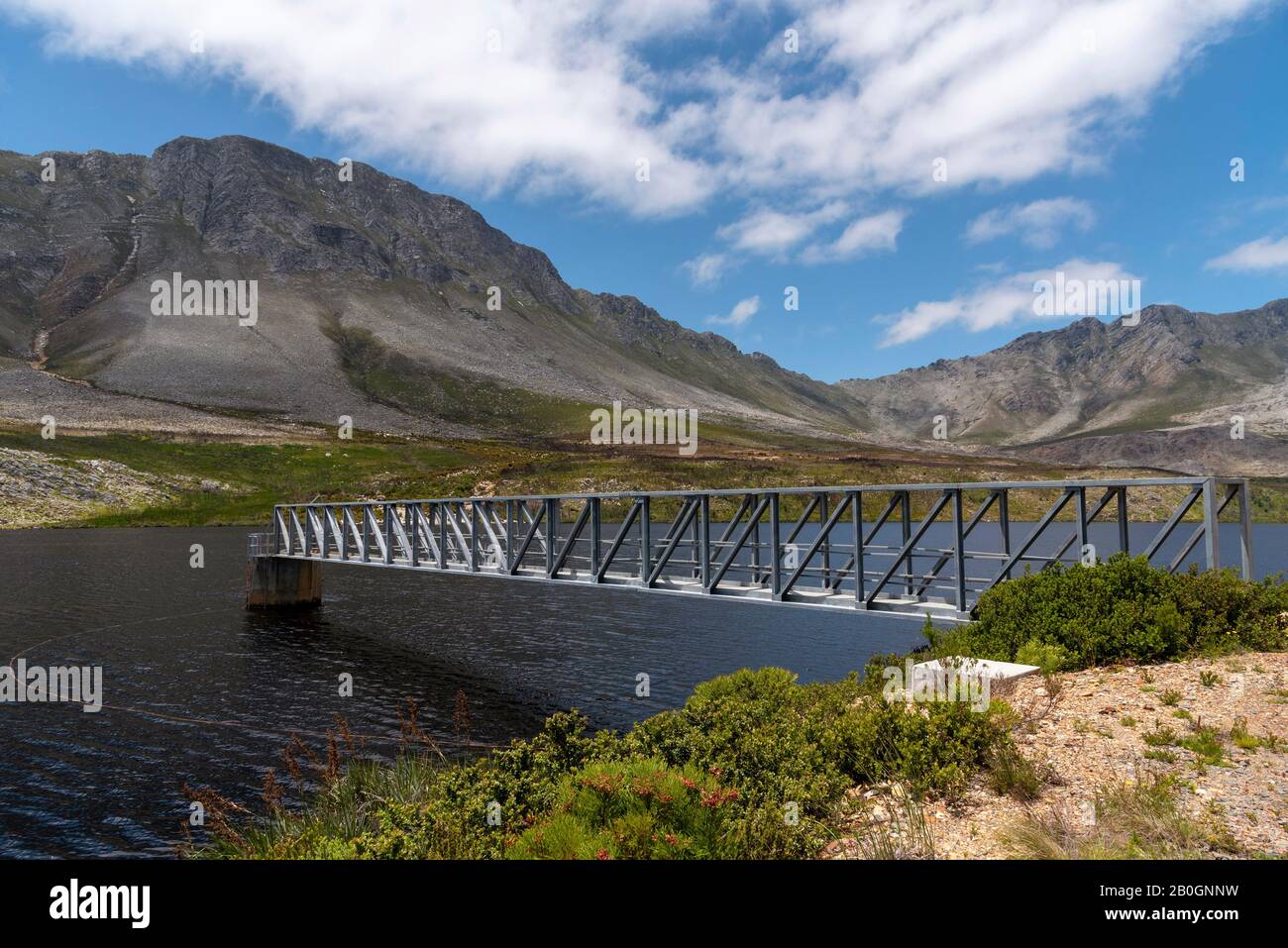 Buffels River, Westkaper, Südafrika. 2019. Buffels River Dam, Metallsteg über den Stausee und die Hottentots Holland-Berge Hintergrund. Stockfoto