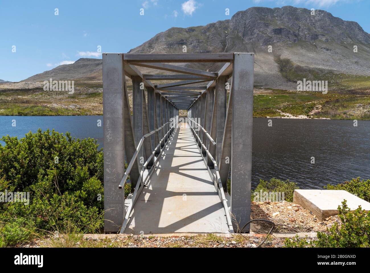 Buffels River, Westkaper, Südafrika. 2019. Buffels River Dam, Metallsteg über den Stausee und die Hottentots Holland-Berge Hintergrund. Stockfoto