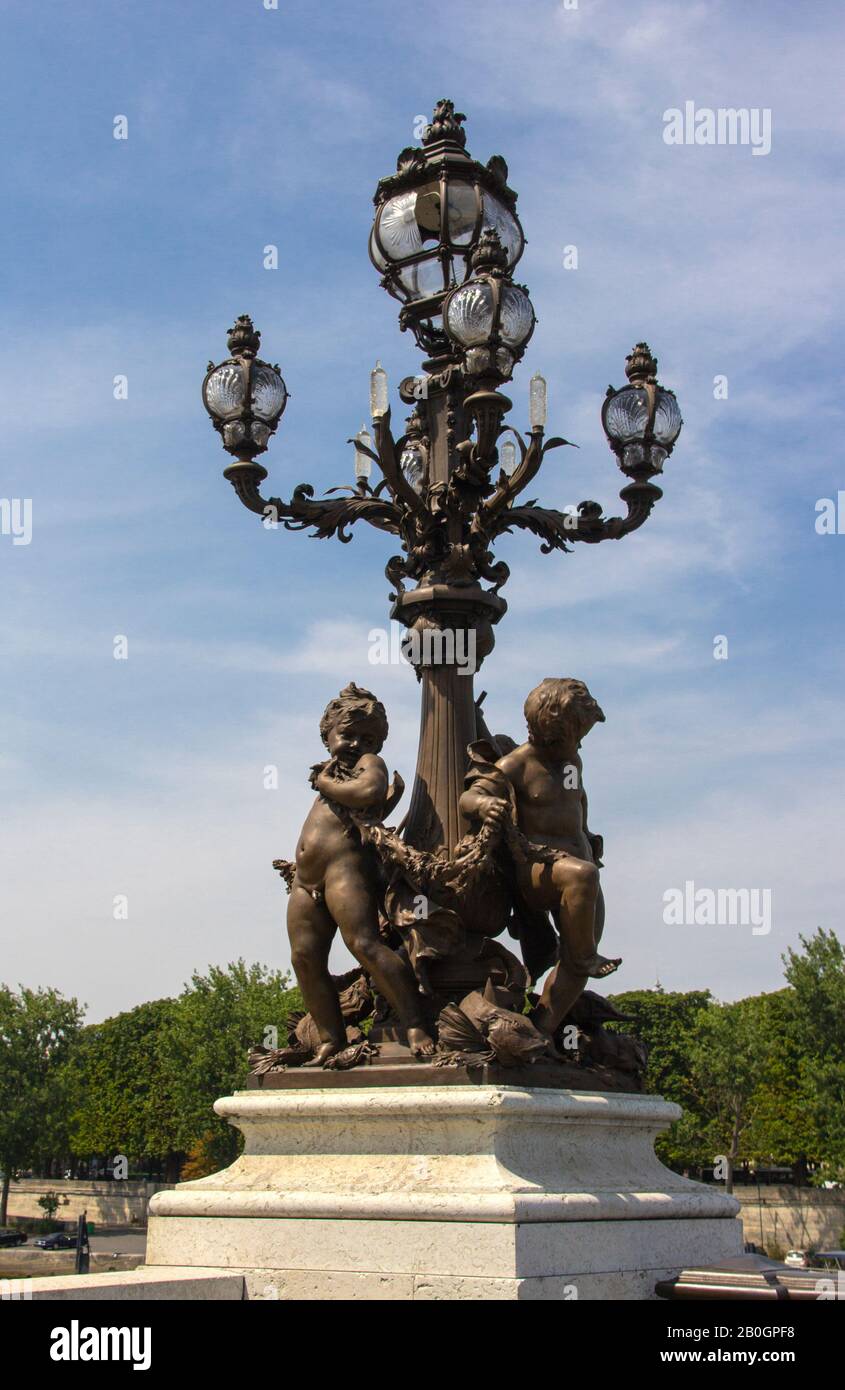 Lampenpfosten auf der Brücke Pont Alexandre III, Paris Stockfoto