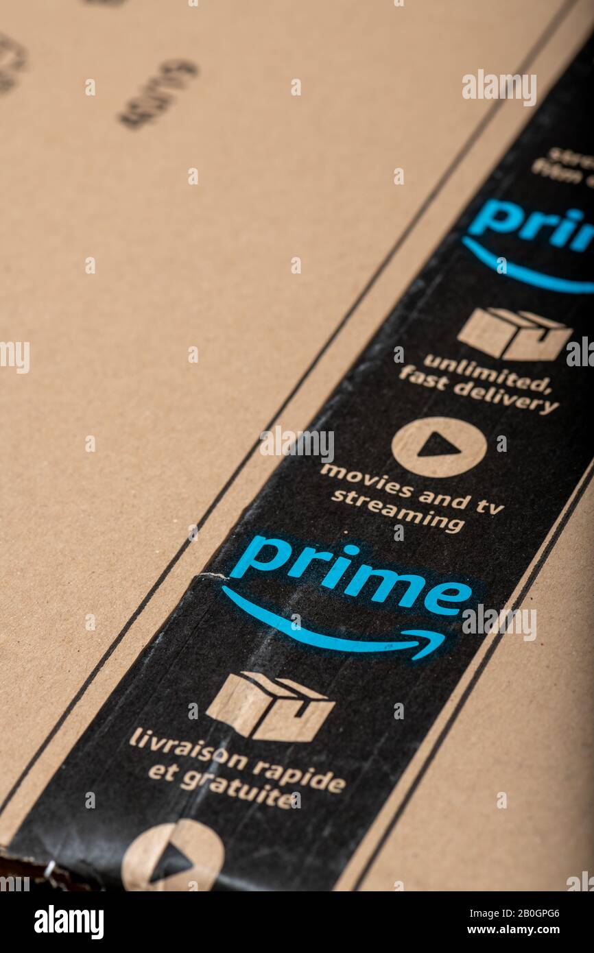 Paris, Frankreich - Februar 20, 2020: Amazon Prime Logotyp auf Karton Sicherheitsband gedruckt. Amazon Prime ist ein Service von Amazon, das Stockfoto