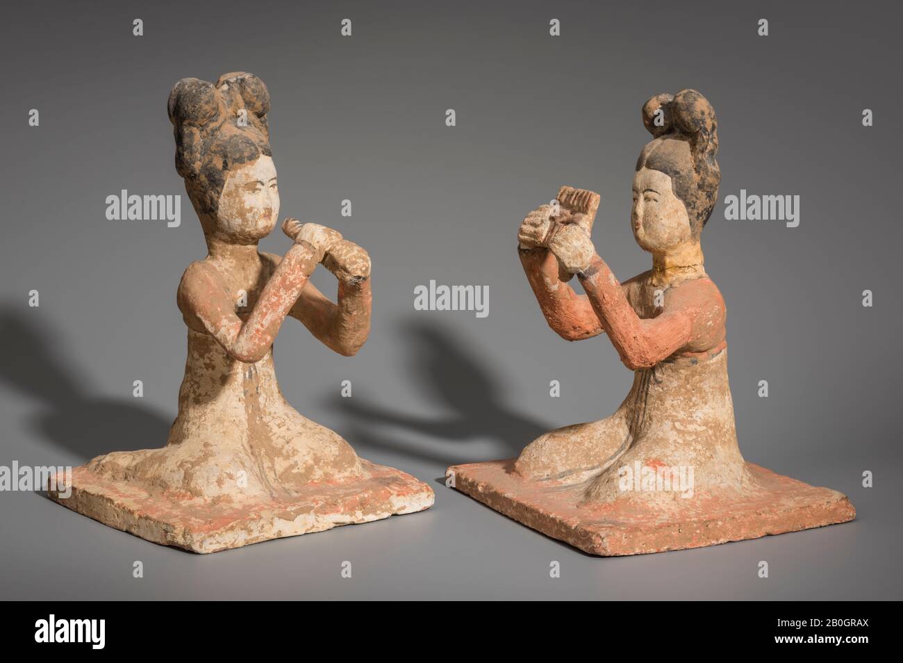 Chinesisch, Paar Leichenstatuetten, Terra Cotta, Höhe: 6 Zoll (15,2 cm Stockfoto