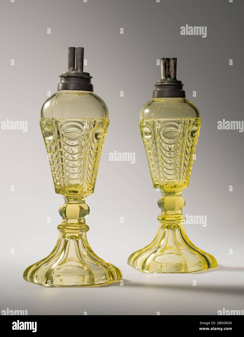 Hersteller unbekannt, Paar Lampen, c 1850-70, kanariengelbes Glas und Zinn, Jeweils 9 1/4 x 2 15/16 x 2 15/16 Zoll (23,5 x 7,5 x 7,5 cm Stockfoto