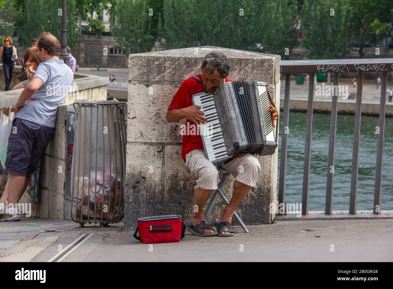 Akkordeonist auf einer Pariser Brücke Stockfoto