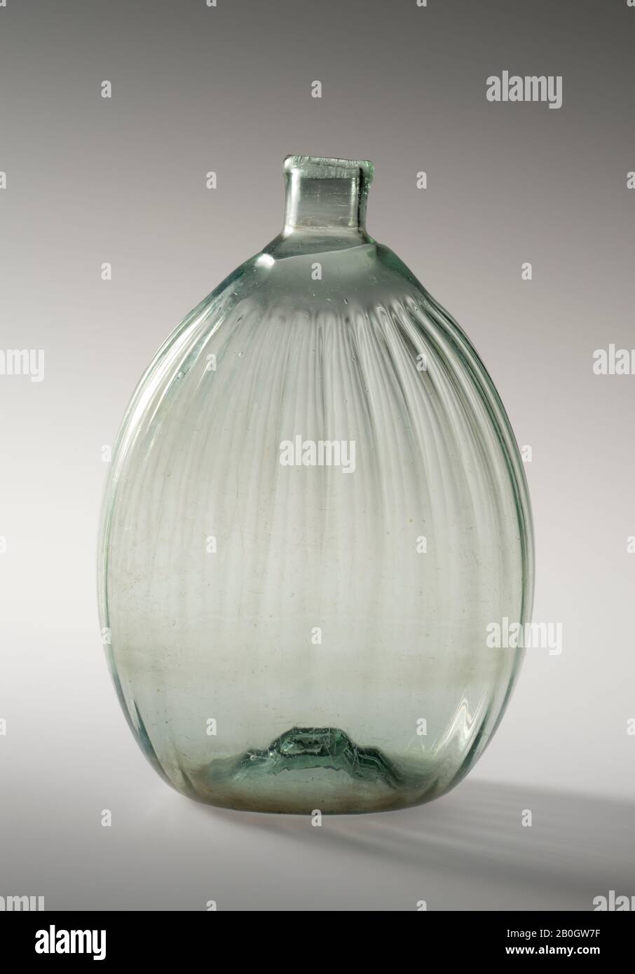 Hersteller unbekannt, Taschenflasche, c 1800-1830, Aquamarin Glass, Höhe: 6 1/8 Zoll (15,6 cm Stockfoto
