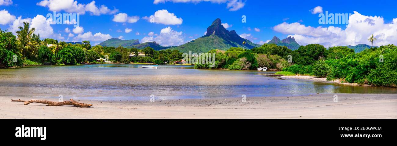 Beeindruckende Natur der Insel Mauritius mit Blick auf die Berge von Rempart von der Tamarin-Bucht Stockfoto