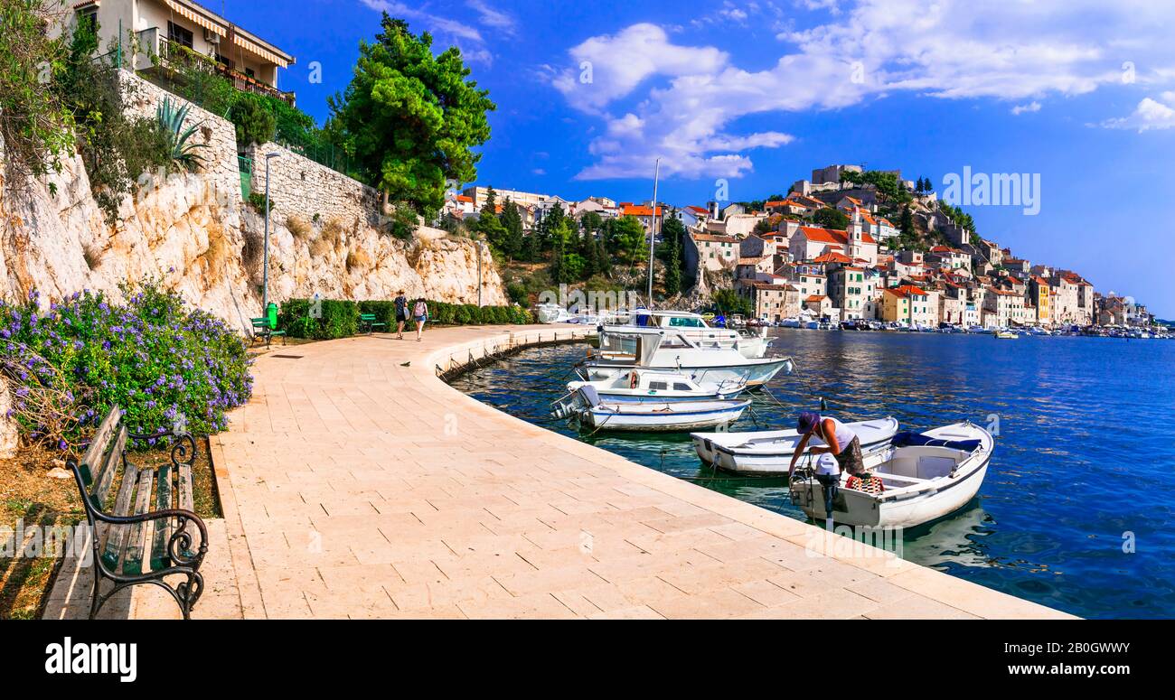 Traditionelle bunte Boote, Meer und Häuser in der Altstadt von Sibenik, Dalmatien, Kroatien. Stockfoto