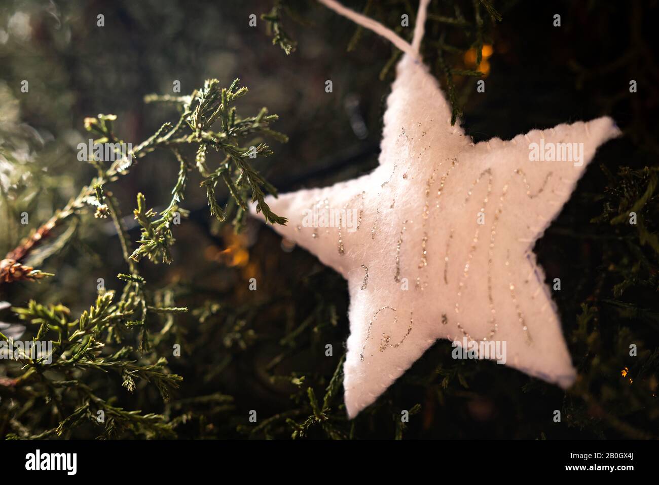 Nahaufnahme der weihnachtsornamente, die am Baum hängen Stockfoto