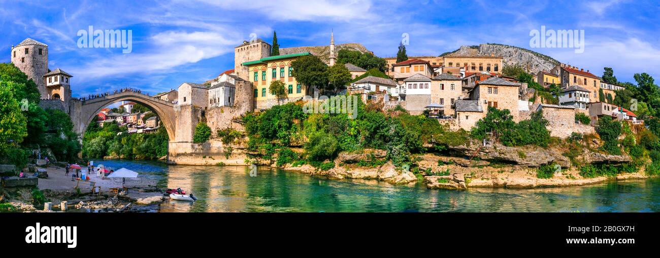 Beeindruckendes Dorf in Mostar, Blick auf alte Brücke und bunte Häuser, Bosnien und Herzegowina. Stockfoto